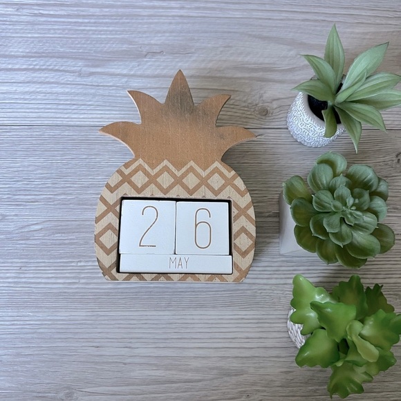 PINEAPPLE desk daily wooden block calendar - Picture 1 of 11